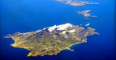 photo aerienne de l'ile d'ischia