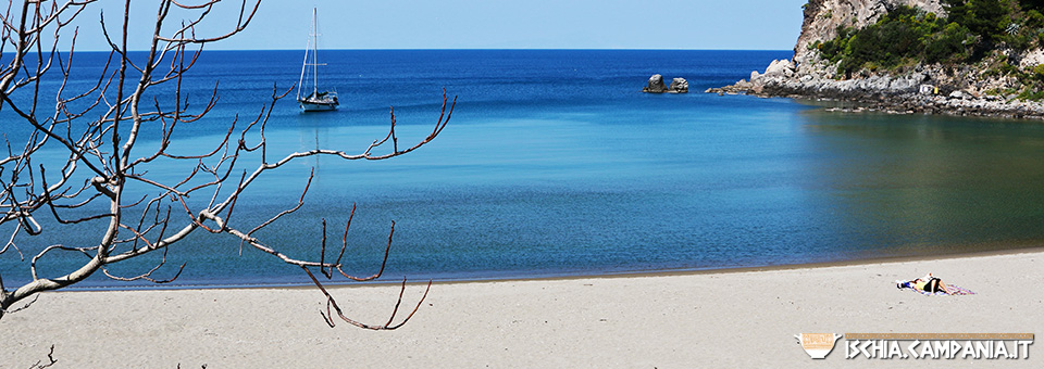 La spiaggia di San Montano. I tropici in mezzo al Mediterraneo