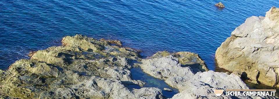 A mare sugli scogli di Zaro