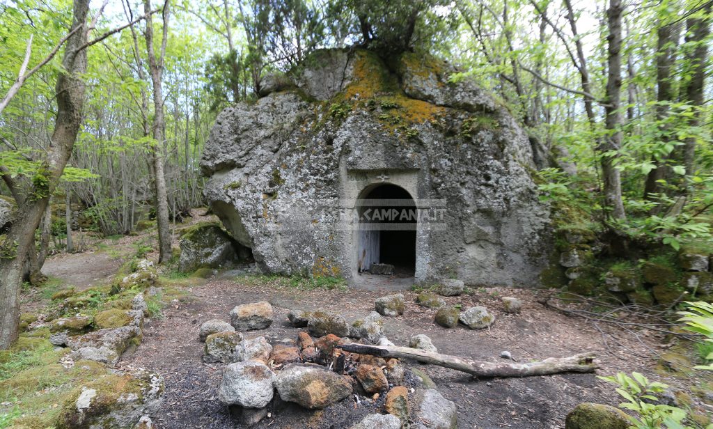 Casa nella roccia di tufo alla Falanga, Serrara Fontana, Ischia