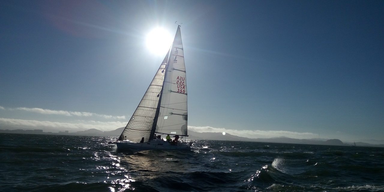 La Vesuvio Race, regata in cui si costeggiano a vela Ischia, Procida e Capri